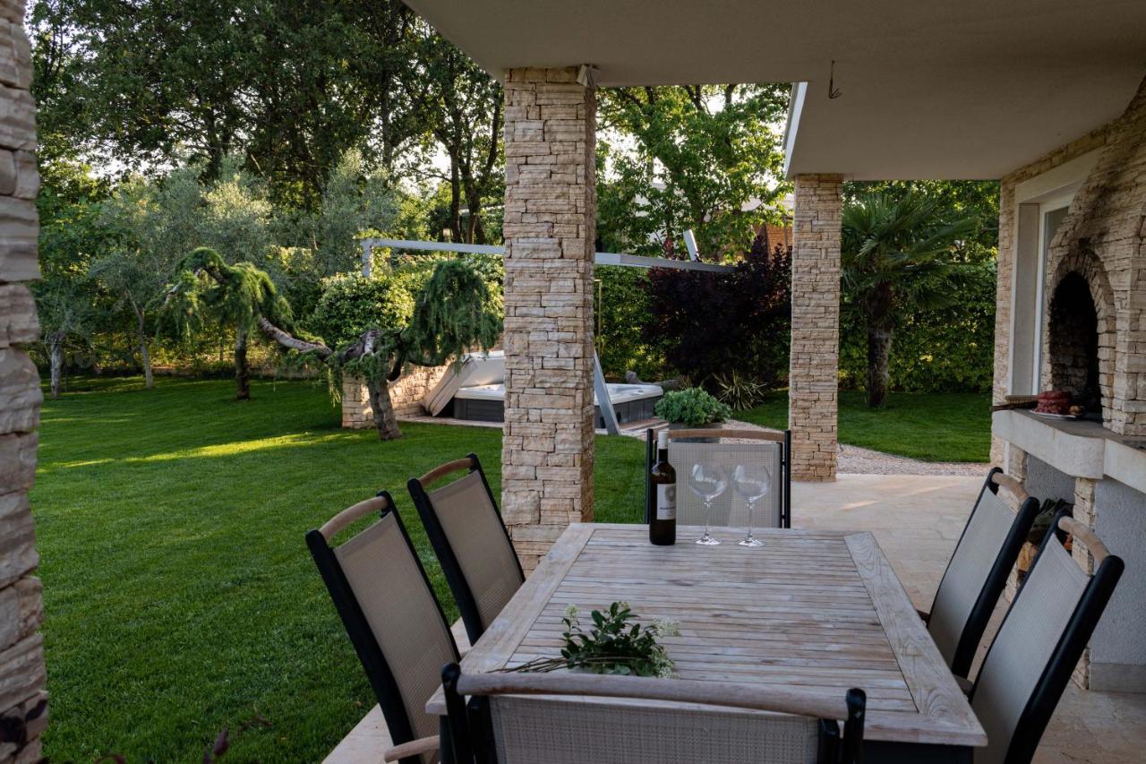 Apartments Villa Sotlar With Pool Umag Exterior photo
